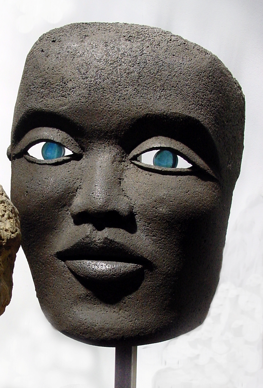 Masque en acier 1 aux yeux bleus sculptures