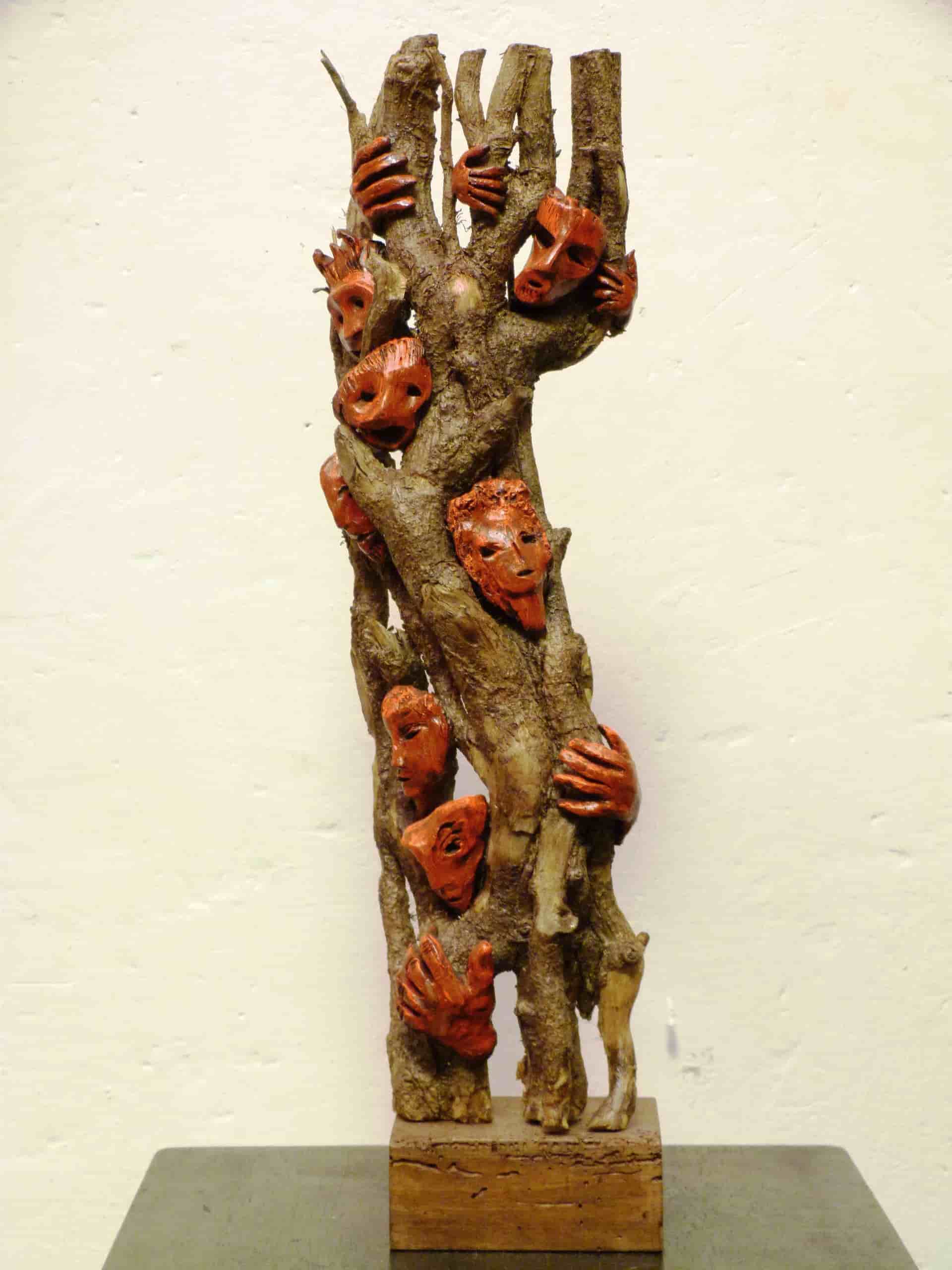 Oppression rouge sculptures polychromes